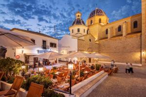 ein Restaurant mit Tischen und Stühlen vor einem Gebäude in der Unterkunft Apartment Vistamar 2 in Cumbre del Sol