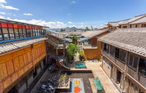 una vista aérea de un casco antiguo con edificios en Lijiang Desti Youth Park Hostel, en Lijiang