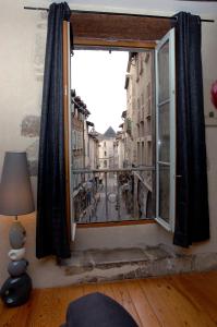 - une fenêtre donnant sur une rue de la ville dans l'établissement Maison Renaissance Monument Historique XV ème 1497, à Villefranche-de-Rouergue