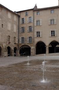une fontaine en face d'un grand bâtiment dans l'établissement Maison Renaissance Monument Historique XV ème 1497, à Villefranche-de-Rouergue