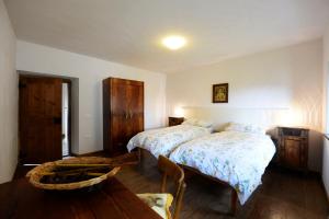 Tempat tidur dalam kamar di Albergo Diffuso Comeglians