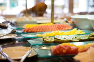 une table avec de nombreuses assiettes de nourriture dans l'établissement Hotel Jerez & Spa, à Jerez de la Frontera
