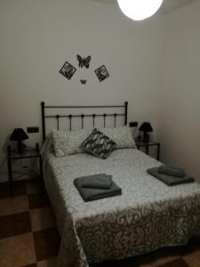 een slaapkamer met een bed met 2 kussens erop bij Villa Natalia in Málaga