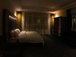 1 dormitorio con cama blanca y ventana en Lavent Park en Yeda