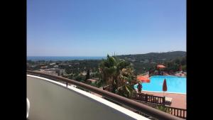 balcone con vista sulla piscina di un resort di Villa dei pini a Vieste
