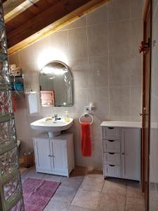 La salle de bains est pourvue d'un lavabo et d'un miroir. dans l'établissement CA TONI, à Darmós