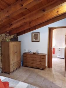 cocina con techos de madera y tocador de madera en CA TONI, en Darmós 16 fotos más