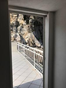 una puerta que conduce a una pasarela con una roca en La Casa sul Fiume, en Villa Santa Maria