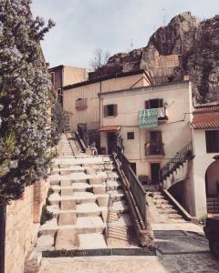 un grupo de escaleras que conducen a un edificio en La Casa sul Fiume, en Villa Santa Maria