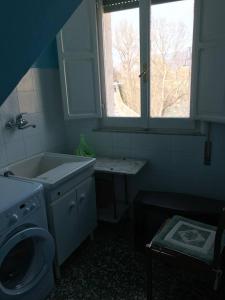 baño con aseo y lavabo y ventana en La Casa sul Fiume, en Villa Santa Maria