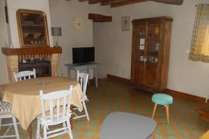 sala de estar con mesa, sillas y TV en Gîte" Peau d'Ane" Zoo Parc Beauval Châteaux de la Loire 4 personnes très bien situé, en Choussy