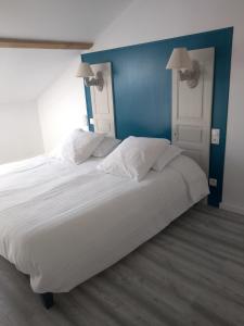 Säng eller sängar i ett rum på La maison de pescate
