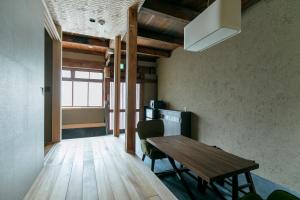 jadalnia z drewnianym stołem i oknem w obiekcie MACHIYADO 京都南禅寺道 w mieście Kioto
