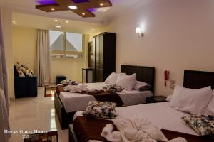 A bed or beds in a room at Horus Guest House Pyramids View