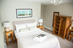 Crown Inn في Marston Montgomery: غرفة نوم عليها سرير وفوط