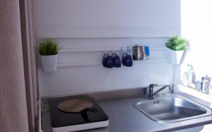 a kitchen counter with a sink and a sink at Appartamento in Villa Agnese in Acitrezza