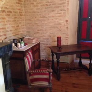 um quarto com uma mesa, uma cadeira e uma secretária em Château de Vallègue em Vallègue