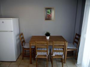 tavolo da pranzo con sedie e frigorifero bianco di City center modern single floor apartment a Heraklion