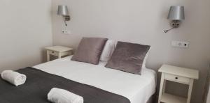 1 dormitorio con 1 cama con 2 mesas y 2 lámparas en Great Stay Fanqueiros 1, en Lisboa