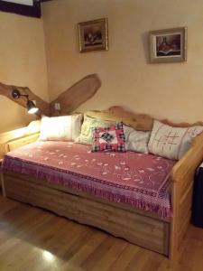 1 dormitorio con 1 cama con marco de madera en Bim Cathele, en Burbach