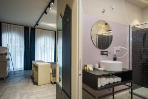Ванная комната в Theatrum Rooms and Suite
