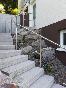 um conjunto de escadas ao lado de um edifício com flores em Ferienwohnung Viktoria em Lenzkirch