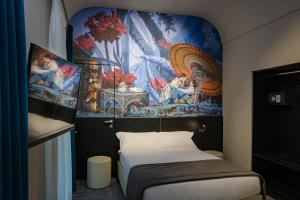 a bedroom with a bed and a painting on the wall at Theatrum Rooms and Suite in Verona