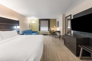 Uma TV ou centro de entretenimento em Holiday Inn Express - Columbus Downtown by IHG