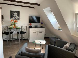 ein Wohnzimmer mit 2 Sofas und einem TV in der Unterkunft Ackerbürgerhaus von 1604 in Goslar