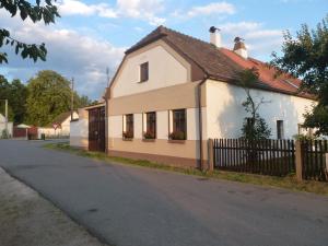 Ein weißes Haus an der Seite einer Straße in der Unterkunft chalupa U Hovorků a chatky - u pískoven Vlkov in Veselí nad Lužnicí