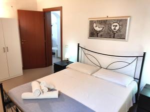 1 dormitorio con 1 cama con 2 toallas en La Casa dei Girasoli, en Marzamemi