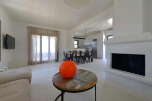 TV a/nebo společenská místnost v ubytování Luxurious 2019blt SeaView Villa wth swimming pool