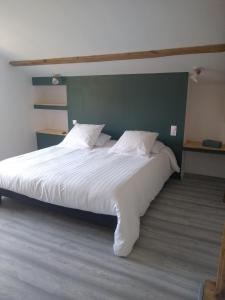 Un pat sau paturi într-o cameră la La maison de pescate