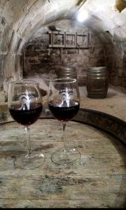 two glasses of wine sitting on top of a table at Casa Rural Cariño in Armañanzas