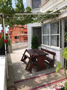 Апартамент Вангелов في نيسيبار: طاولة نزهة خشبية للجلوس خارج النافذة
