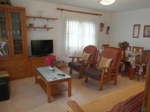 sala de estar con sillas, TV y mesa en SH11 - Casa Juan Manuel 2 - Villmor en Sahun