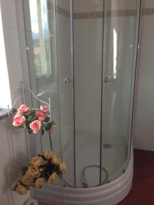 a shower with a bouquet of flowers in at Magnolia House in Taurianova +75 photos