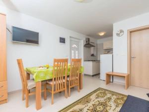 Kuchnia lub aneks kuchenny w obiekcie Apartment F-3 Klimno