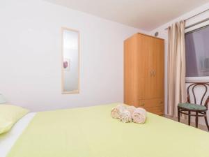 sypialnia z łóżkiem i dwoma ręcznikami na nim w obiekcie Apartment F-3 Klimno w mieście Klimno