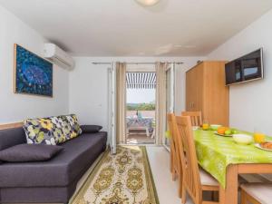 salon z kanapą i stołem w obiekcie Apartment F-3 Klimno w mieście Klimno