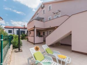 patio z leżakami i domem w obiekcie Apartment F-3 Klimno w mieście Klimno +17 zdjęć