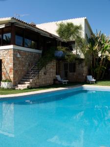a large blue swimming pool in front of a house at Villa Relax en Benidorm in Benidorm