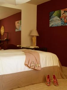 a bedroom with a bed and a pair of shoes at Villa Relax en Benidorm in Benidorm