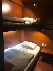 1 dormitorio con 2 literas en un barco en Onkel Inn Airport Sleepbox, en La Paz