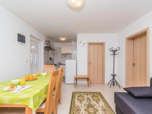 kuchnia i jadalnia ze stołem i krzesłami w obiekcie Apartment F-3 Klimno w mieście Klimno