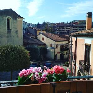 a balcony with flowers on the ledge of a building at La piazzetta in Pignola