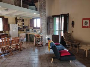 a living room with a couch and a kitchen at Villa con piscina in Vittoria