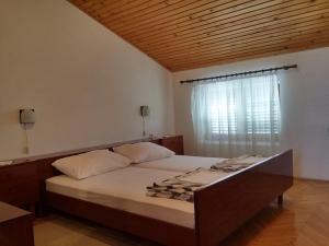 Posteľ alebo postele v izbe v ubytovaní Apartments Katarina + 37 fotografií