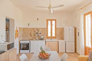 een keuken met een tafel met daarop een schaal fruit bij Villa Nanni in Gallipoli +17 foto's