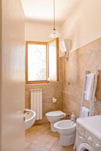 ガリポリにあるVilla Nanniのバスルーム(洗面台、トイレ、窓付)